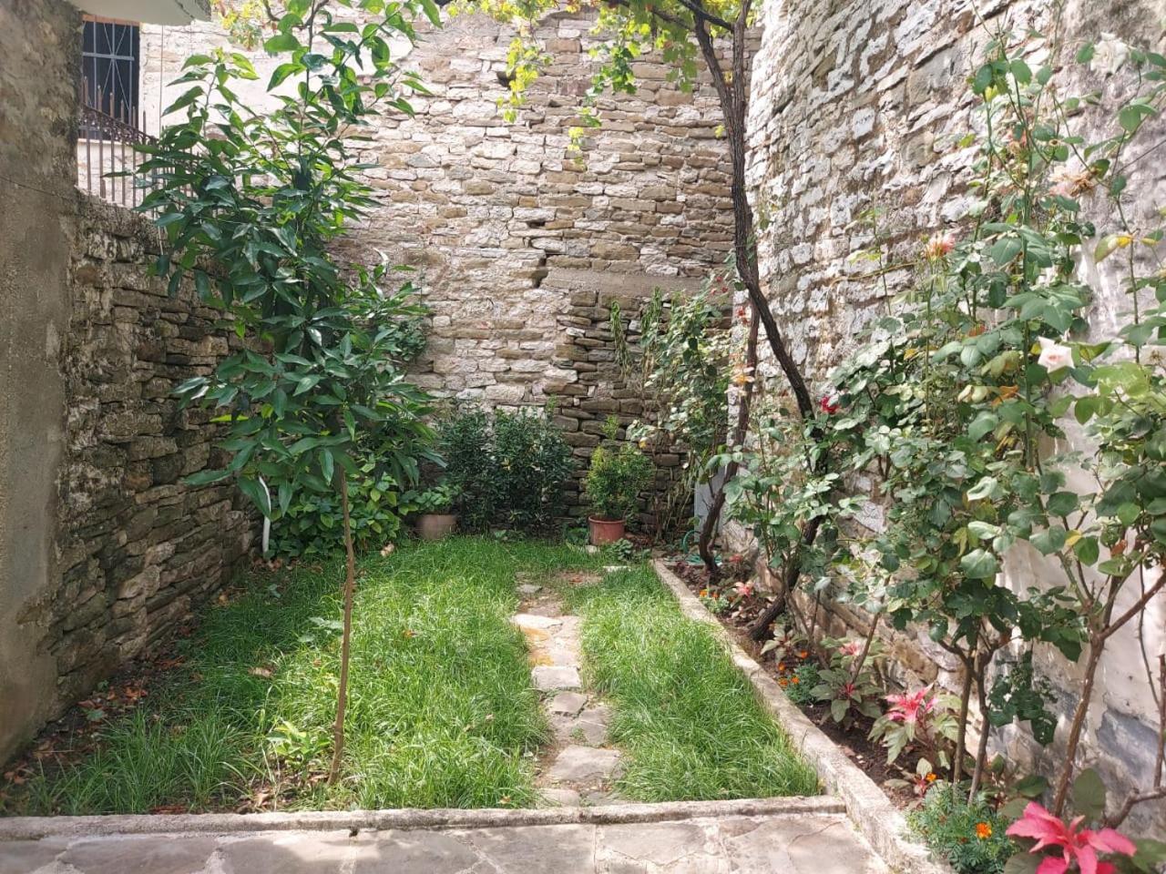Traditional House Shapllo Gjirokastër Екстериор снимка