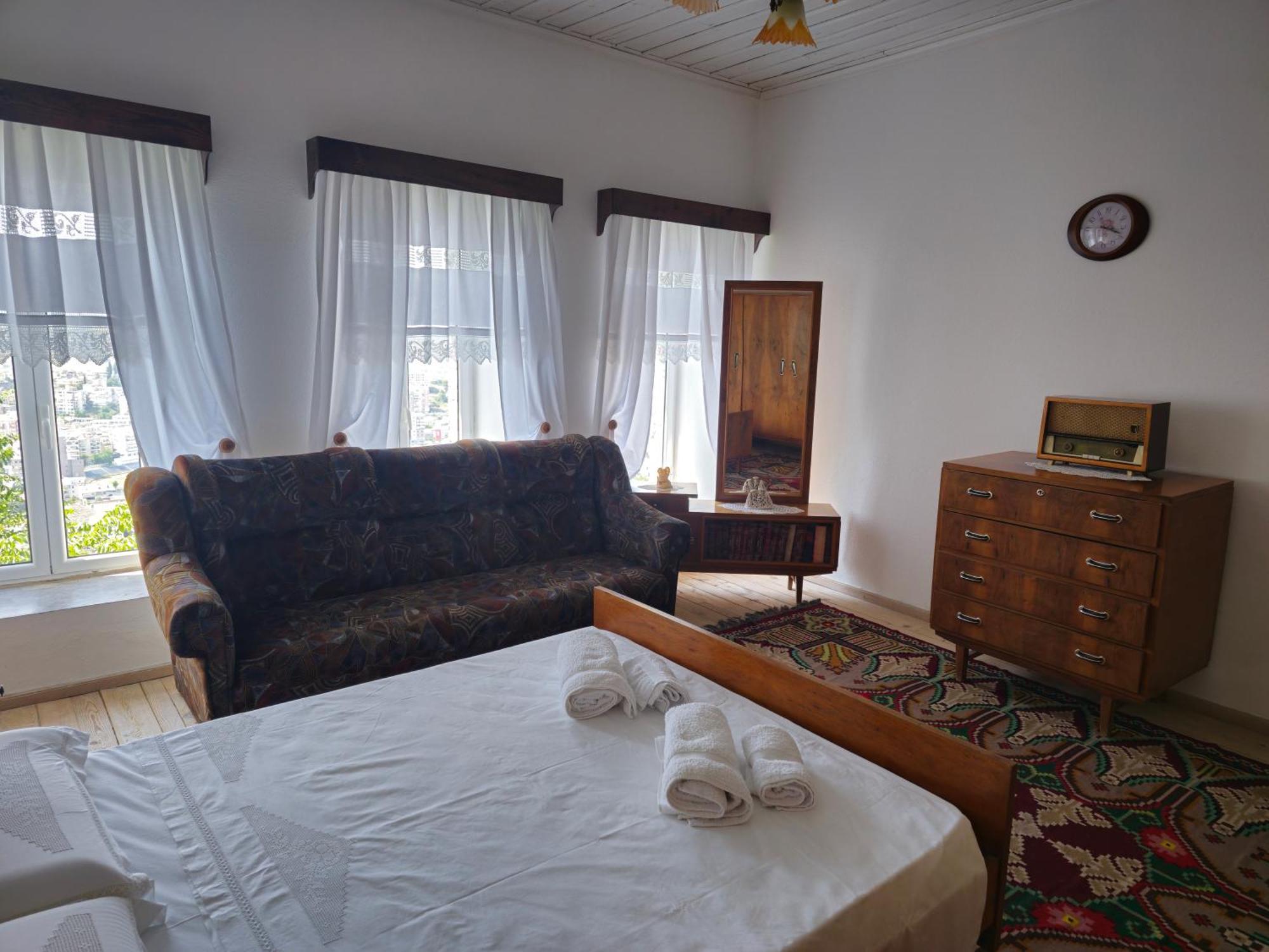 Traditional House Shapllo Gjirokastër Стая снимка