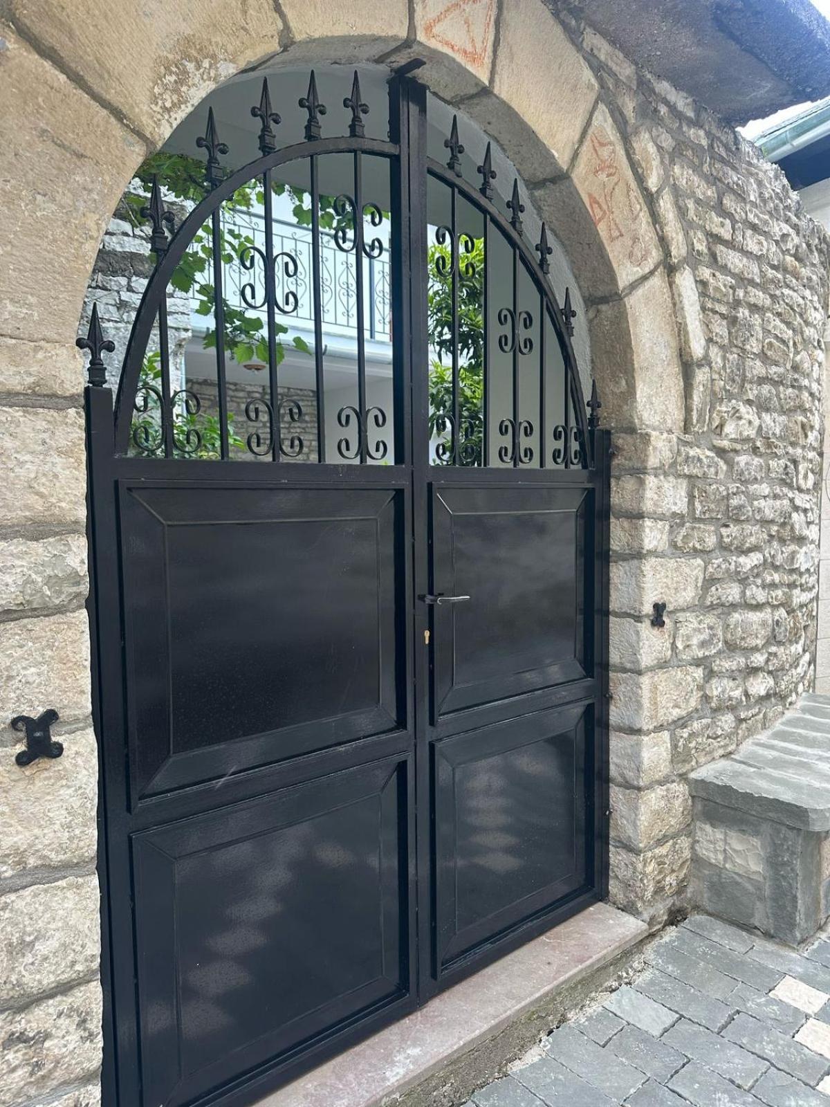 Traditional House Shapllo Gjirokastër Екстериор снимка